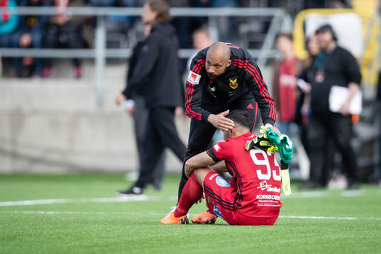 Östersunds målvakt Aly Keita tröstar Östersunds Saman