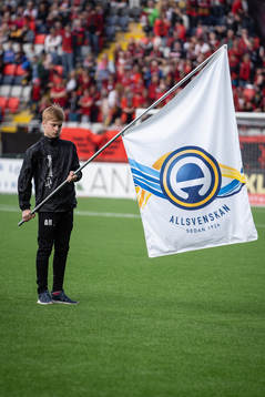 kille med allsvenskflagga innan fotbollsmatchen i