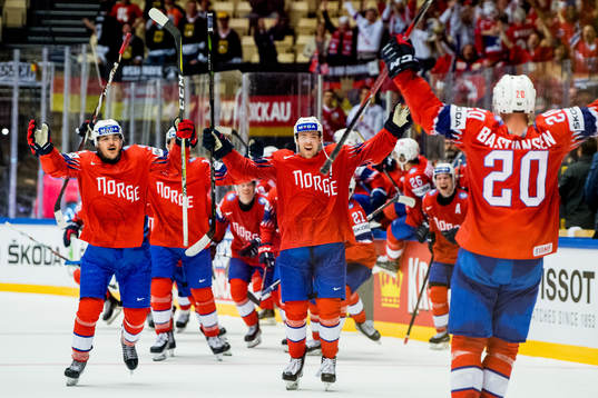 Anders Bastiansen, Thomas Valkvæ Olsen and teammates of