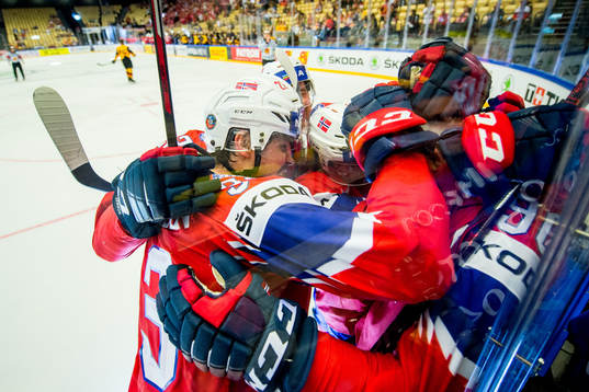 Daniel Sørvik of Norway celebrates with Thomas Valkvæ