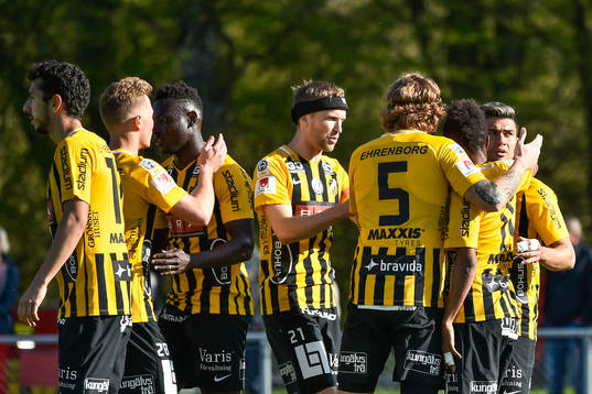 Häckens Paulinho jublar med lagkamrater Rasmus Lindgren,