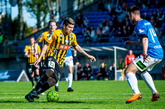 Häckens Paulinho mot Trelleborgs Alexander Blomqvist innan