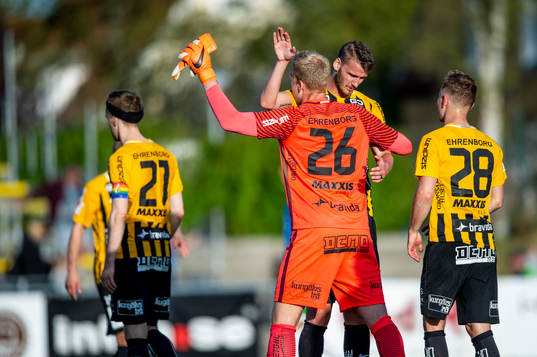 Häckens Johan Hammar och målvakt Peter Abrahamsson jublar