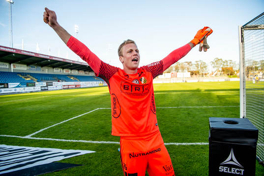 Häckens målvakt Peter Abrahamsson jublar