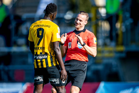 Häckens Alhassan Kamara i samtal med domaren Kristoffer