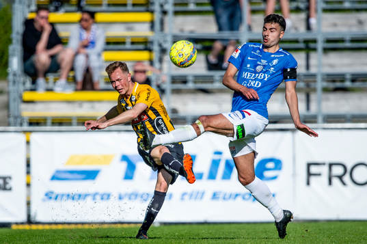Häckens Adam Andersson mot Trelleborgs Deniz Hümmet