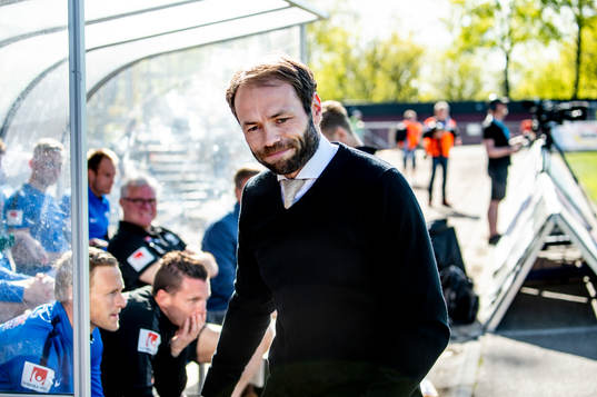 Häckens tränare Andreas Alm innan  fotbollsmatchen i