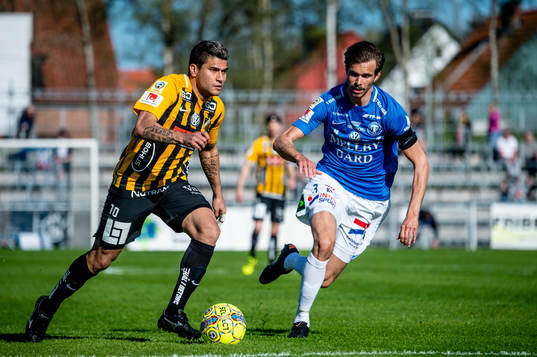 Häckens Paulinho mot Trelleborgs Sebastian Ohlsson
