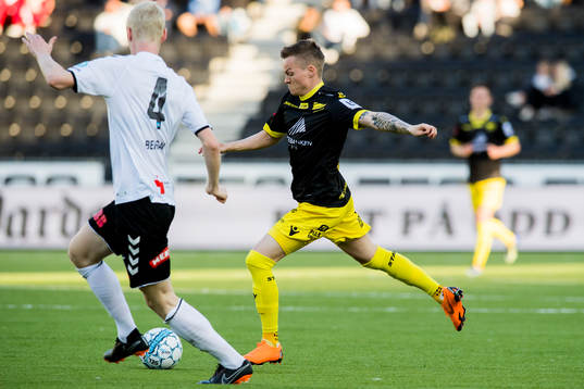 Aron Sigurdarson of Start and Vegard Amundsen Bergan of Odd