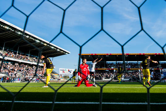 Elliot Käck and goalkeeper Jonas Deumeland of Start look