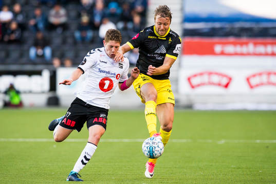 Markus André Kaasa of Odd and Henrik Robstad of Start