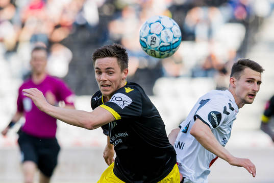 Espen Hammer Berger of Start and Elbasan Rashani of Odd