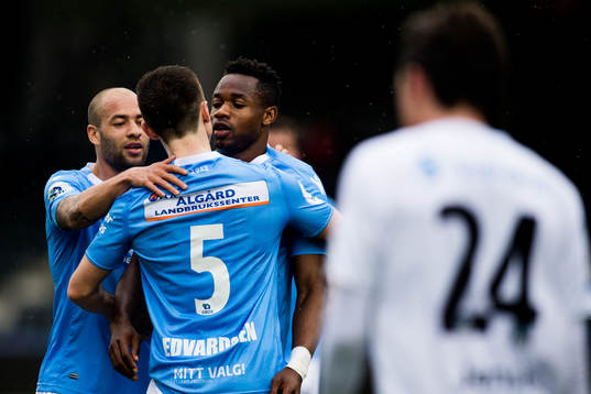 Kachi of Sandnes Ulf celebrates the 0-1 goal with teammates