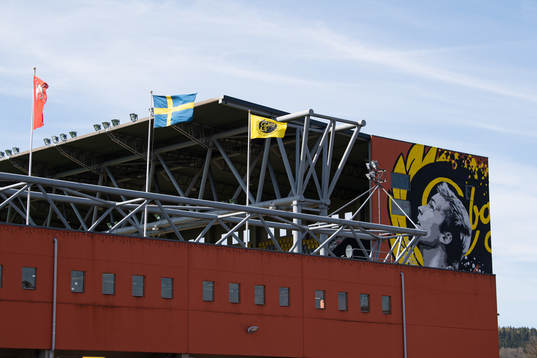 Flaggor vajar på Borås arena
