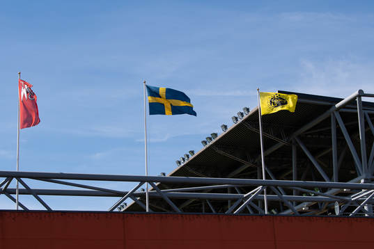 Flaggor vajar på Borås arena