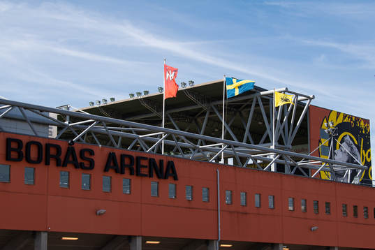 Flaggor vajar på Borås arena