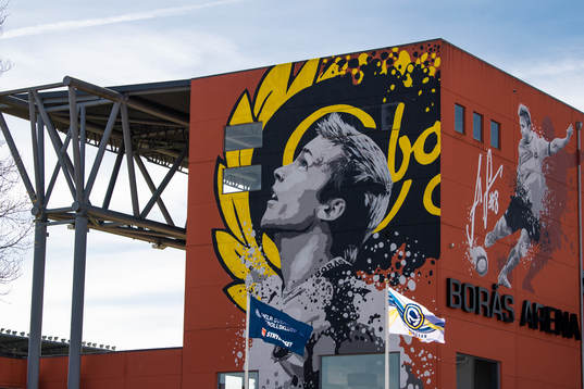 Flaggor vajar framför muralmålningen på Borås arena