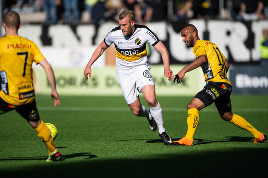 s Robin Jansson i kamp om bollen med Elfsborgs Issam Jebali