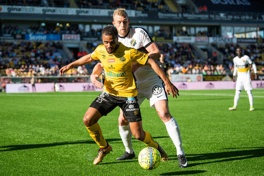 s Robin Jansson i kamp om bollen med Elfsborgs Alex Dyer
