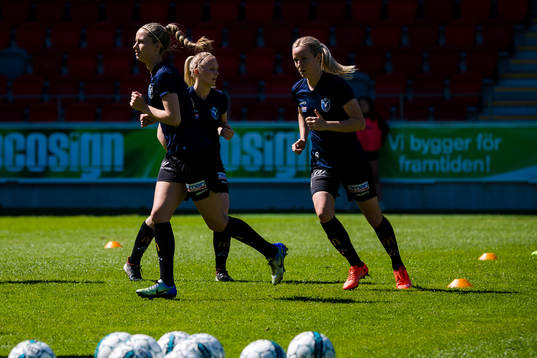 Växjös spelare värmer upp före fotbollsmatchen i