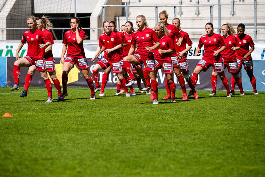 Piteås spelare värmer upp före fotbollsmatchen i