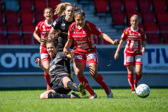 Växjös Nellie Karlsson och Piteås Madelen Janogy i kamp