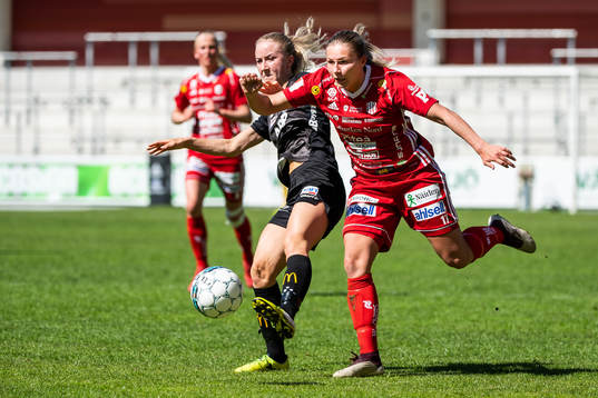 Växjös Jonna Ståhl och Piteås Selina Henriksson i kamp