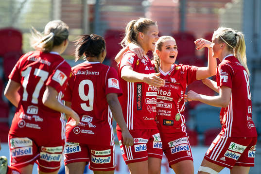 Piteås Nina Jakobsson jublar med lagkamrater