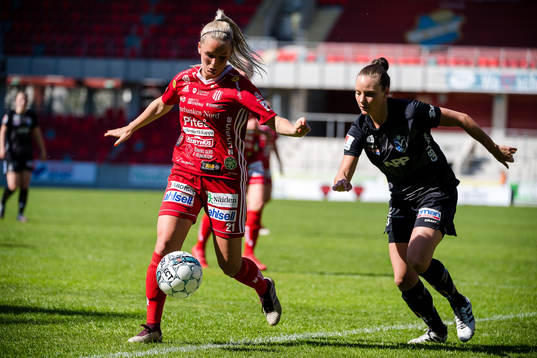 Piteås Ronja Aronsson jagas av Växjös Jennie Nordin