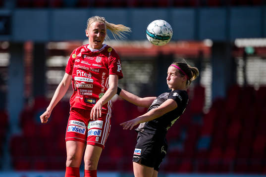 Piteås Julia Karlenäs i nickduell med Växjös Jelena