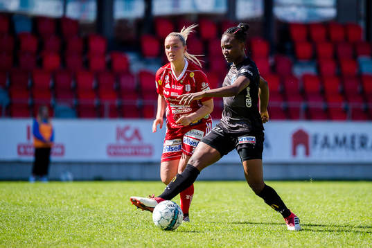 Växjös Ritah Kivumbi jagas av Piteås Ronja Aronsson
