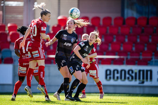 Piteås Emelie Lövgren och Växjös Jennie Nordin och Anna