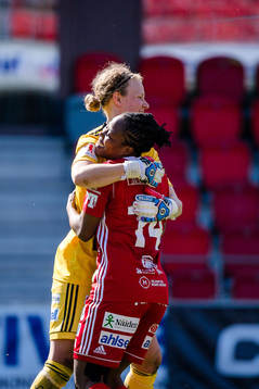 Piteås målvakt Cajsa Andersson och Faith Ikidi jublar