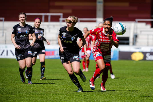 Växjös Elin Karlsson och Piteås Madelen Janogy
