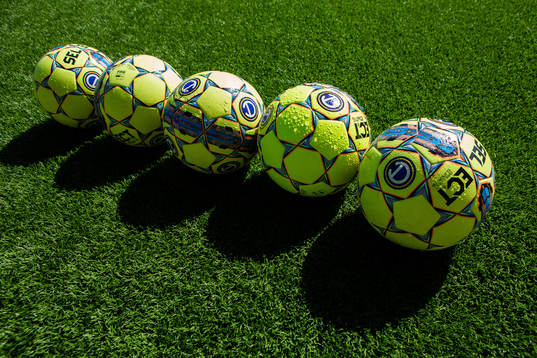 Fotbollar innan fotbollsmatchen i Allsvenskan mellan