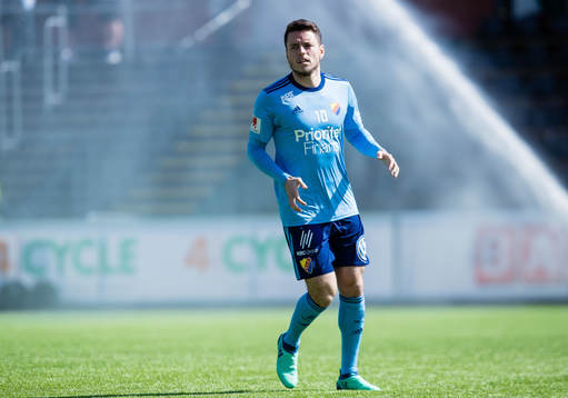 Djurgårdens Kerim Mrabti värmer upp innan fotbollsmatchen