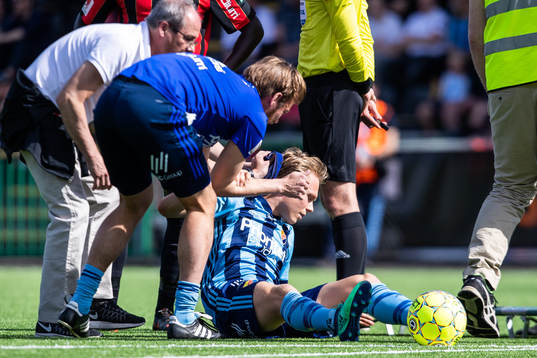 Djurgårdens Jonathan Augustinsson tas om hand