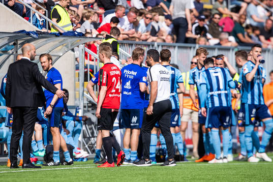 Spelarna lämnar plan