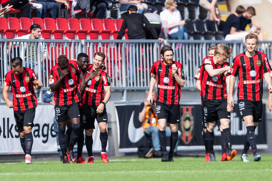 Brommapojkarnas Eric Johana Omondi jublar med lagkamrater
