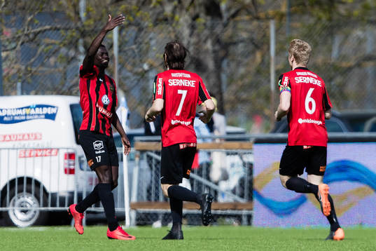 Brommapojkarnas Eric Johana Omondi jublar med Markus