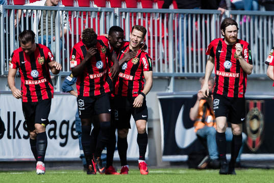Brommapojkarnas Eric Johana Omondi jublar med lagkamrater
