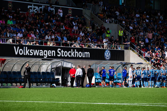 Brommapojkarnas spelare (v) har lämnat planen endan