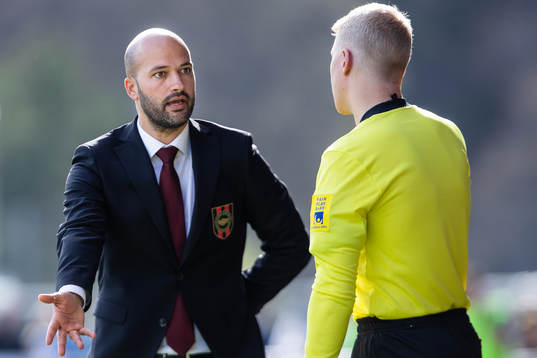 Brommapojkarnas tränare Luis Pimenta diskuterar med domarna