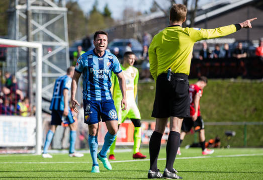 Djurgårdens Kerim Mrabti reagerar mot domare Glenn Nyberg
