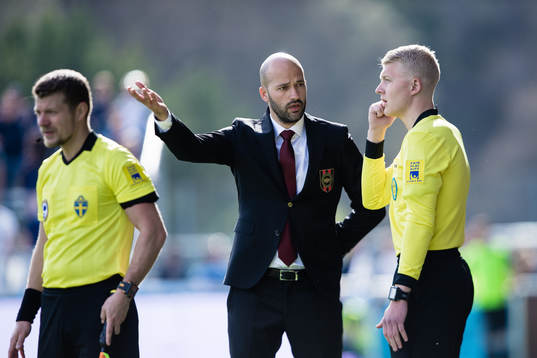 Brommapojkarnas tränare Luis Pimenta i diskussion med