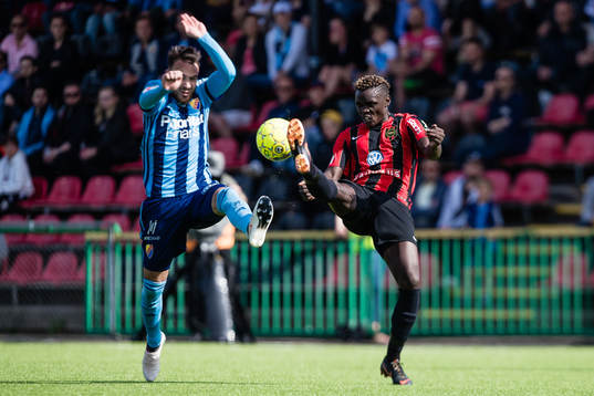 Brommapojkarnas David Ochieng och Djurgårdens Dzenis Kozica