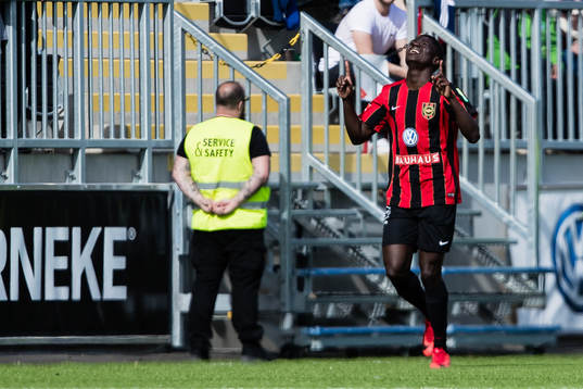 Brommapojkarnas Eric Johana Omondi jublar