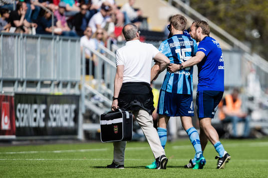 Djurgårdens Jonathan Augustinsson får hjälp av planen
