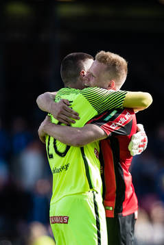 Brommapojkarnas målvakt Nikola Petric jublar med Martin