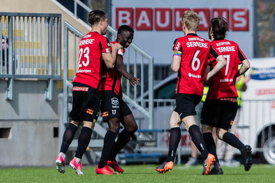Brommapojkarnas Eric Johana Omondi jublar med Erik Figueroa